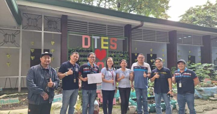 Globe Broadband field staff pay a courtesy call at the Balingasa High School, Quezon City, one of 88 schools where Globe At Home installed FTTR technology to boost connectivity.